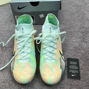 New in Box Nike Zoom Superfly 9 Elite FG Soccer cleats Size Women’s 6.5.